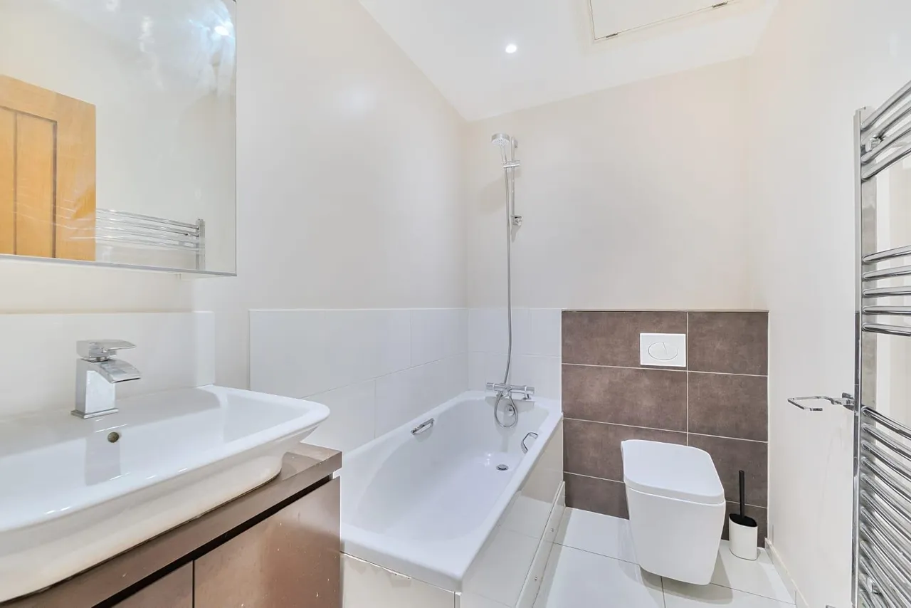 Almners Road, Chertsey, KT16, photo 11