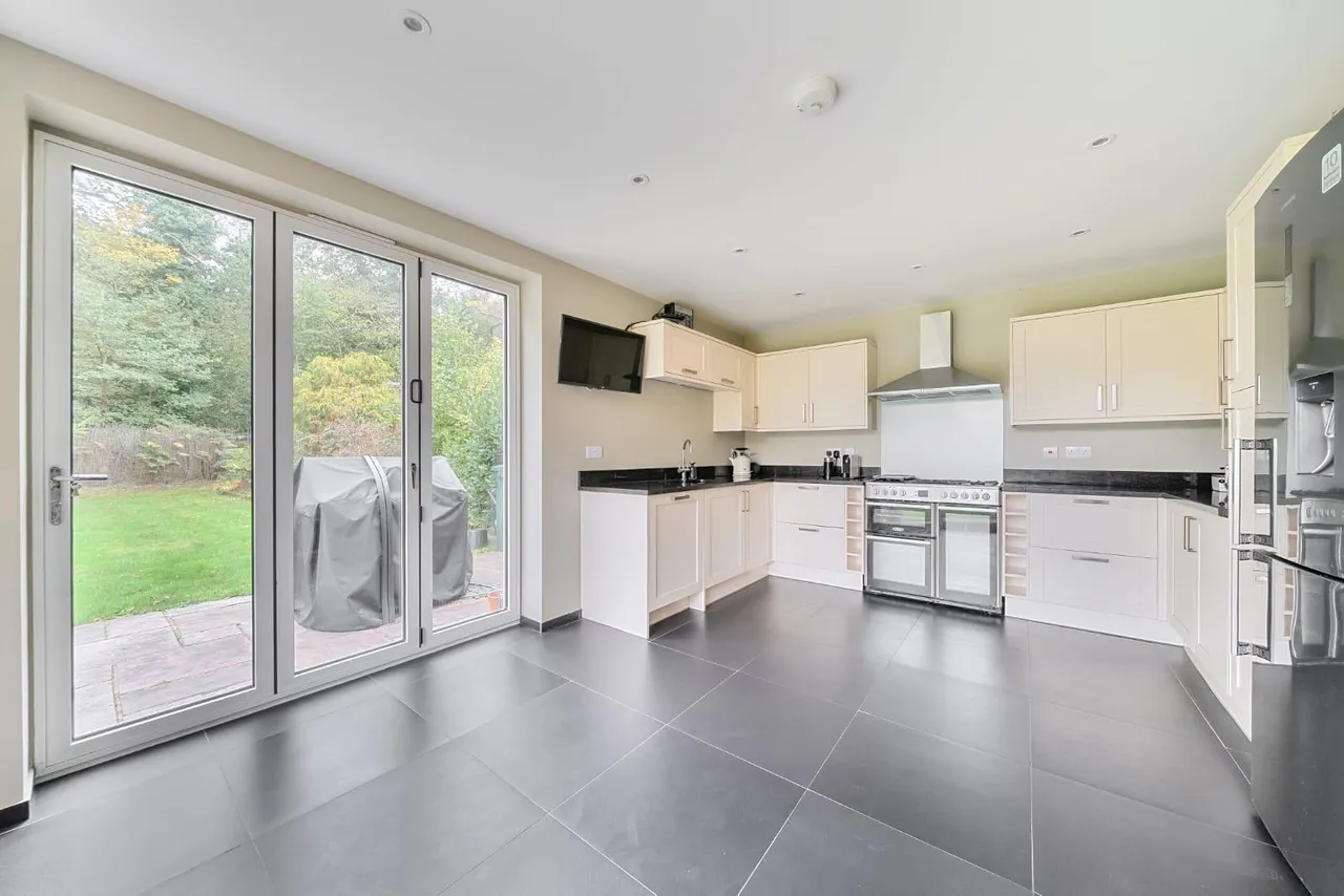 Almners Road, Chertsey, KT16, photo 4