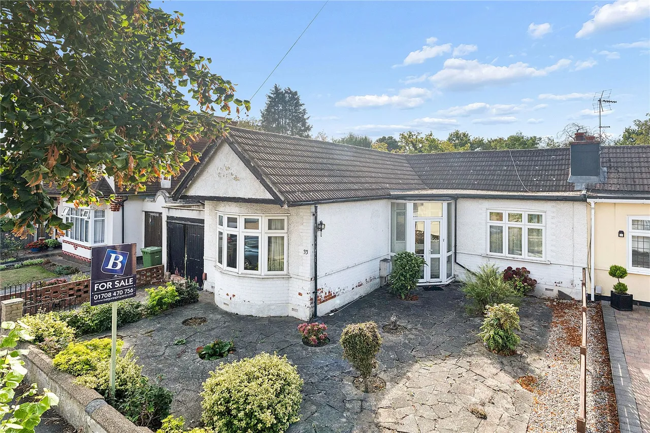Woodhall Crescent, Hornchurch, RM11, photo 2