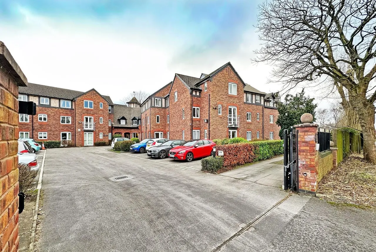 290 Park Road, Timperley, Cheshire WA15 6UB, photo 2