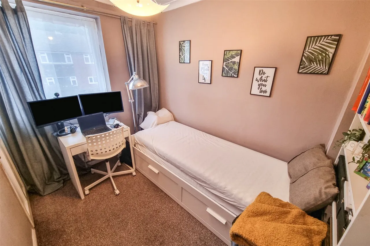 Miles Road, Ash, Guildford, Surrey, GU12 6AU, photo 9