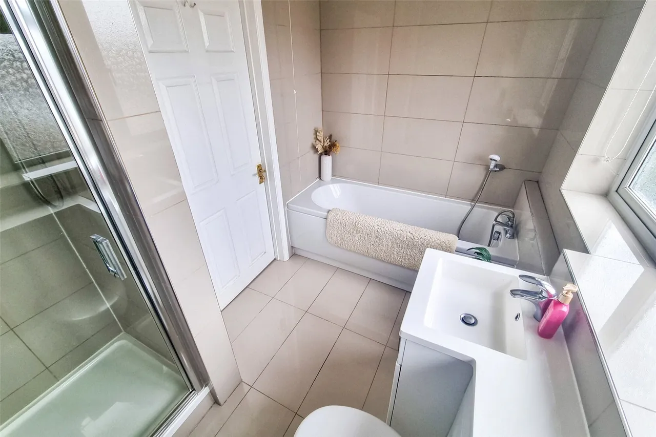 Miles Road, Ash, Guildford, Surrey, GU12 6AU, photo 7