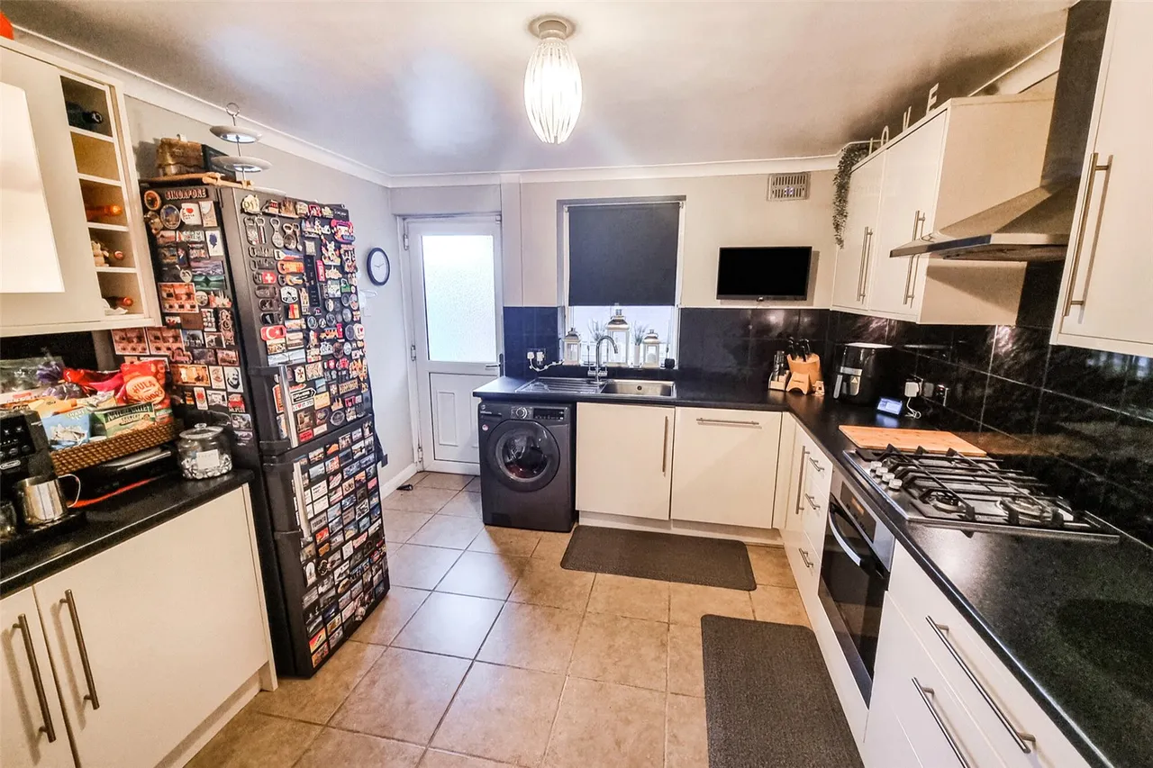 Miles Road, Ash, Guildford, Surrey, GU12 6AU, photo 5