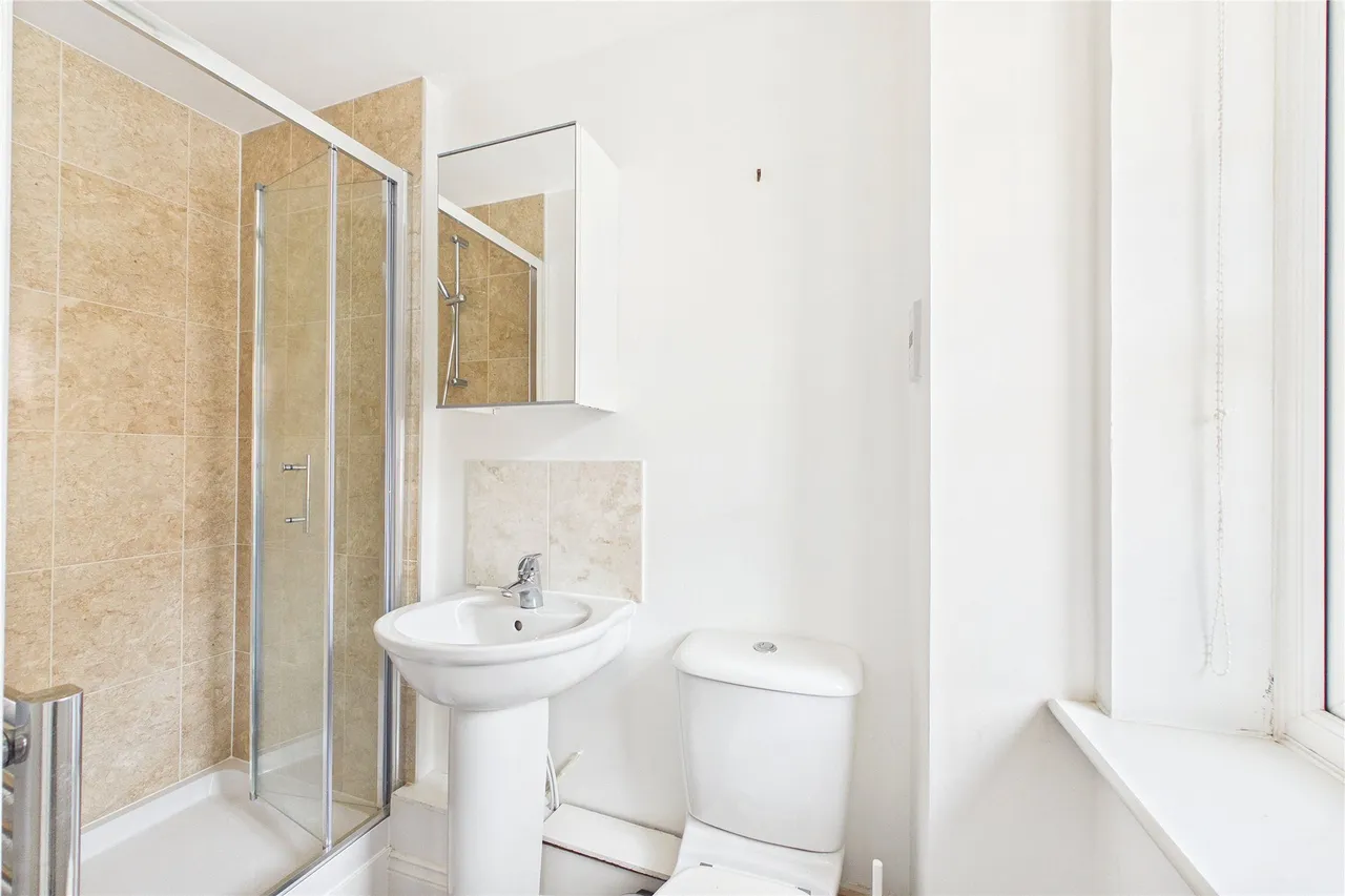 Gomer Road, Bagshot, GU19, photo 9