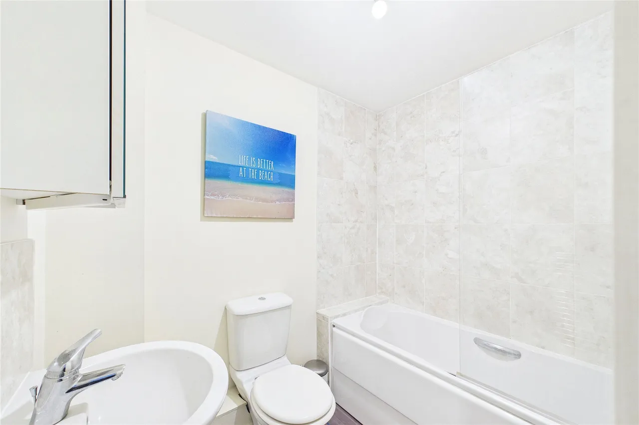 Gomer Road, Bagshot, GU19, photo 11