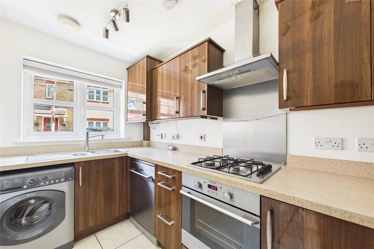 Gomer Road, Bagshot, GU19, photo 3