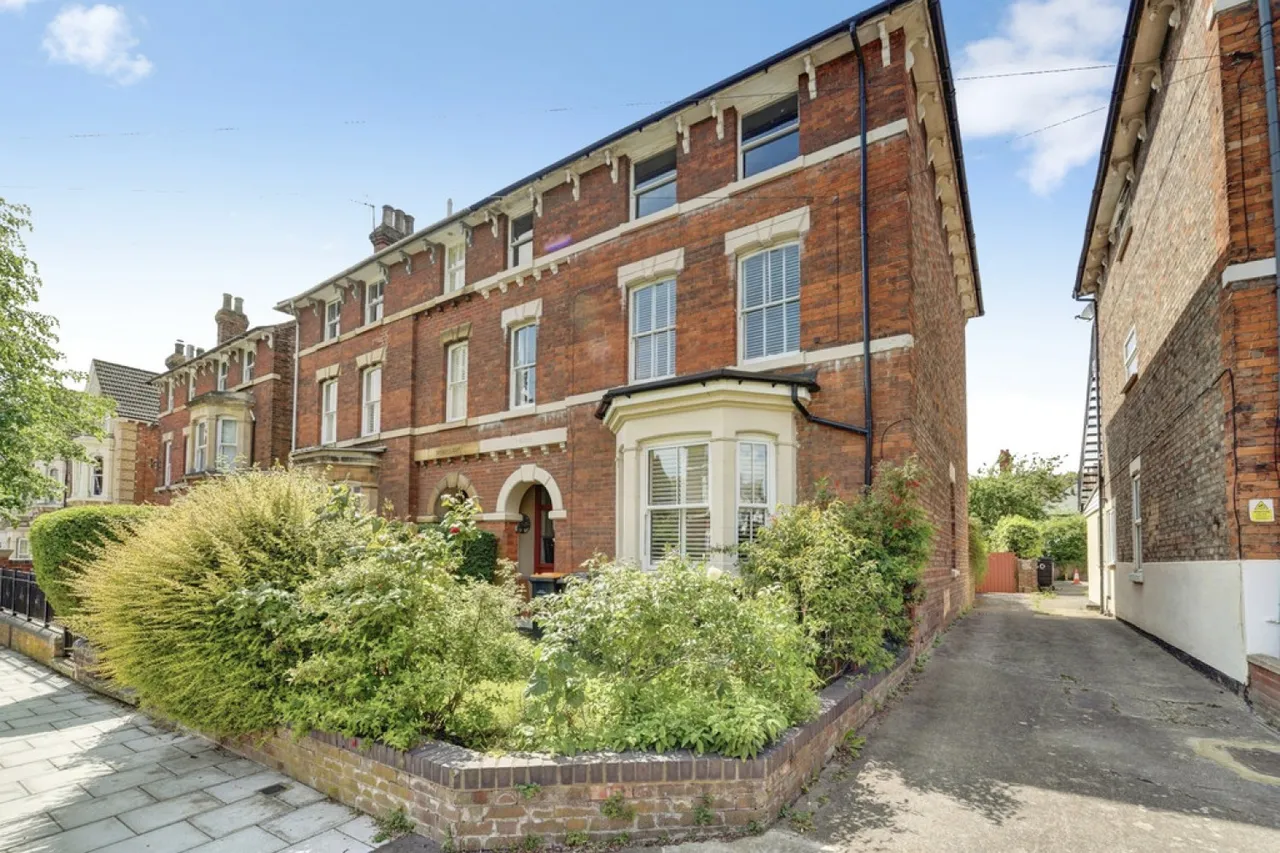 8 bed house for sale, Chaucer Road, Bedford, MK40