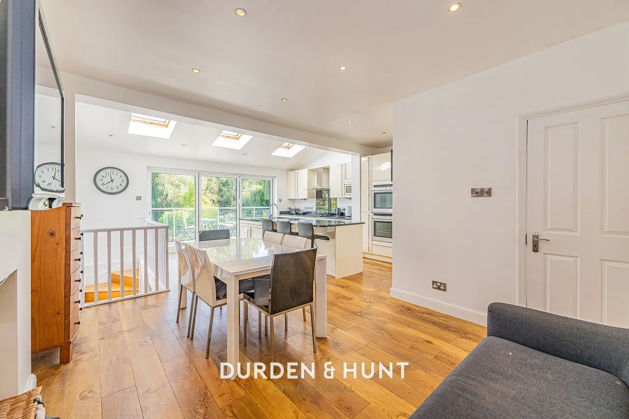Onslow Gardens, South Woodford, E18, photo 5