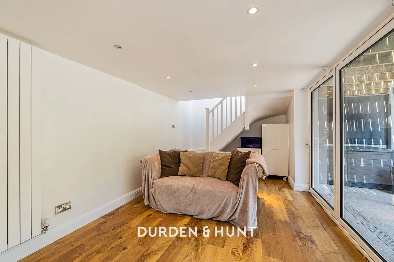 Onslow Gardens, South Woodford, E18, photo 15