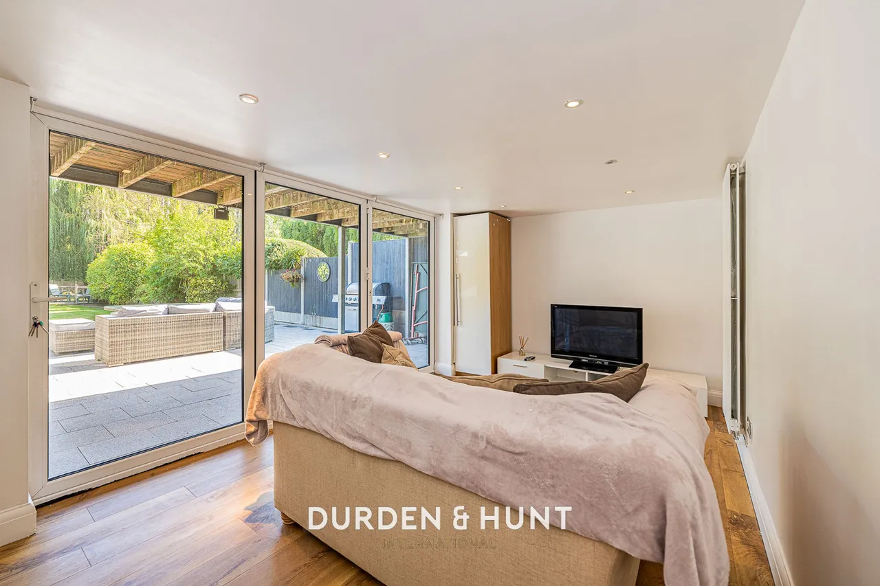 Onslow Gardens, South Woodford, E18, photo 14