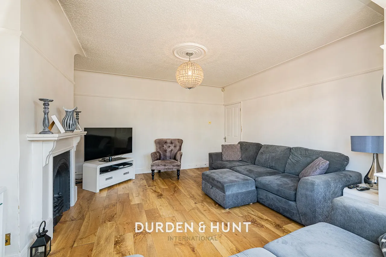 Onslow Gardens, South Woodford, E18, photo 4