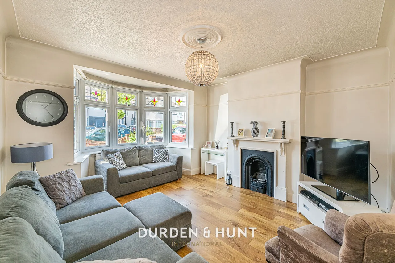 Onslow Gardens, South Woodford, E18, photo 2
