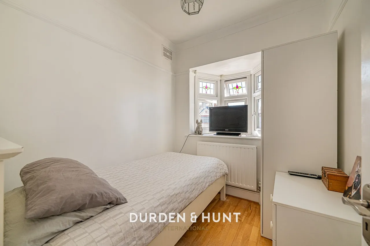 Onslow Gardens, South Woodford, E18, photo 26