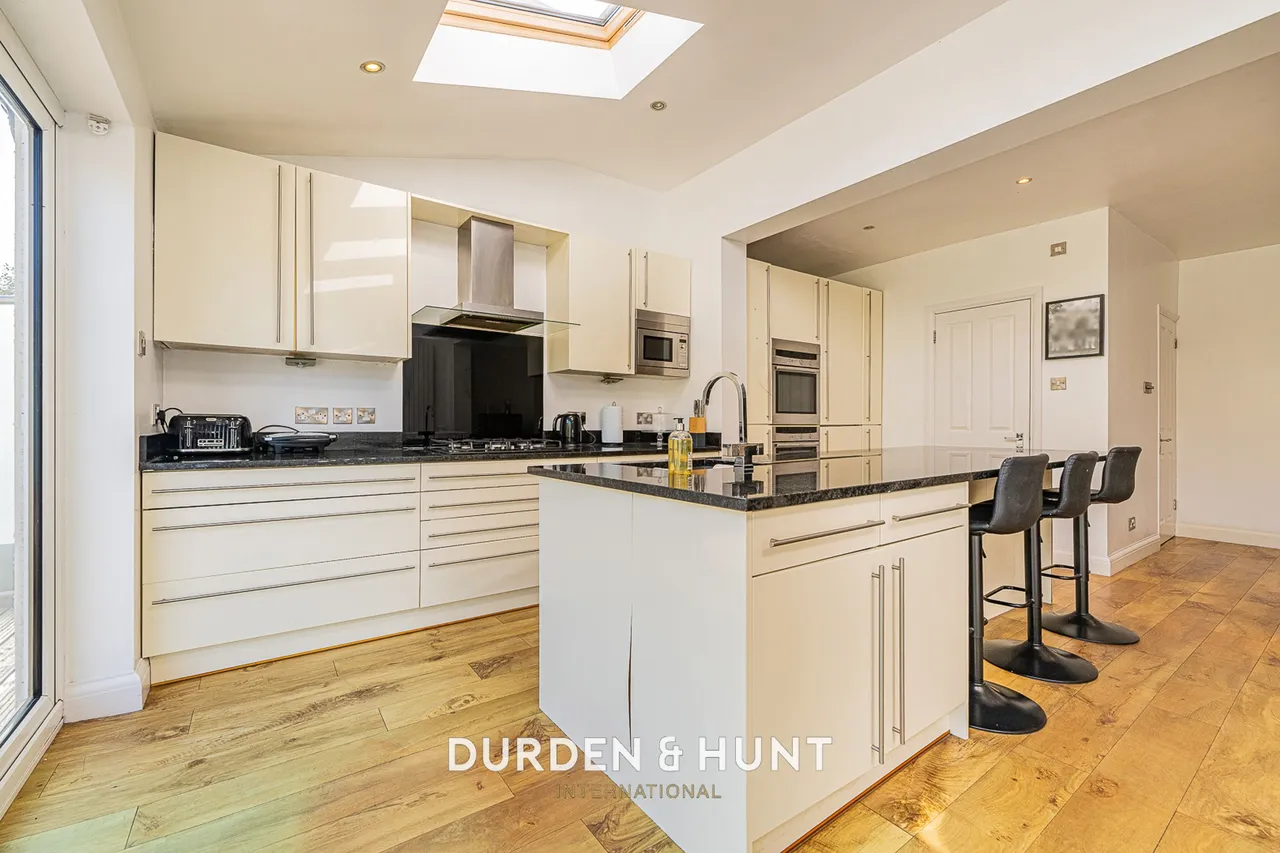Onslow Gardens, South Woodford, E18, photo 9