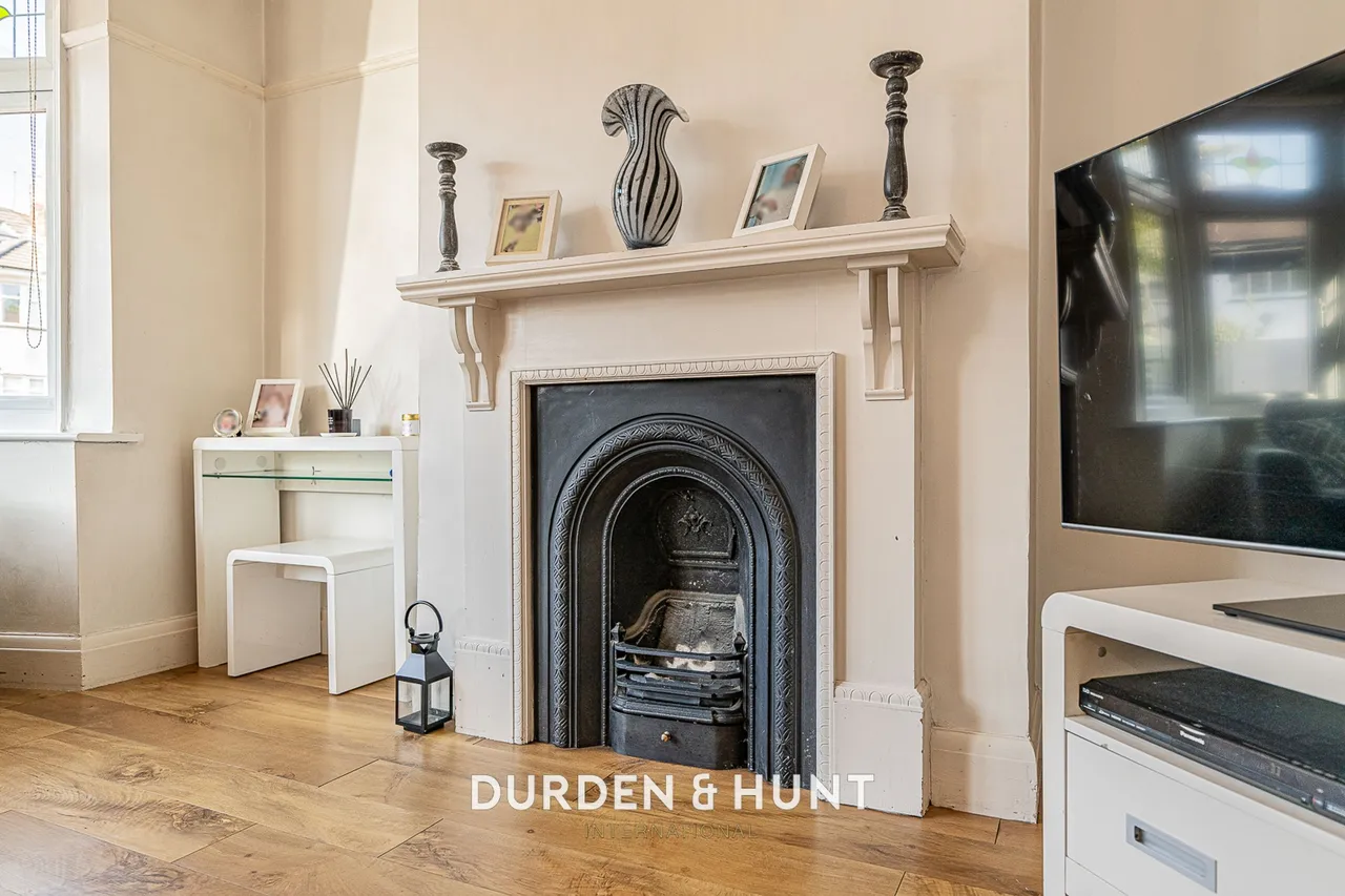 Onslow Gardens, South Woodford, E18, photo 3