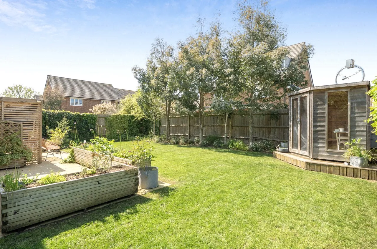 Unwin Close, Hook, Hampshire, RG27 9FL, photo 6