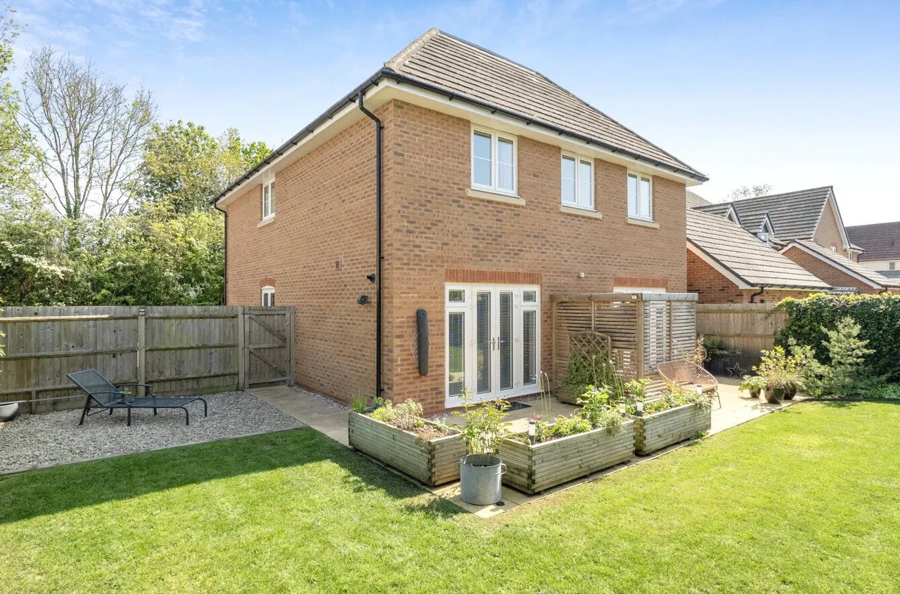 Unwin Close, Hook, Hampshire, RG27 9FL, photo 2