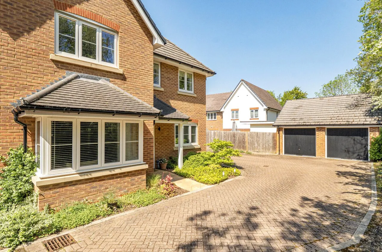 5 bed house for sale — Unwin Close, Hook, Hampshire, RG27 9FL