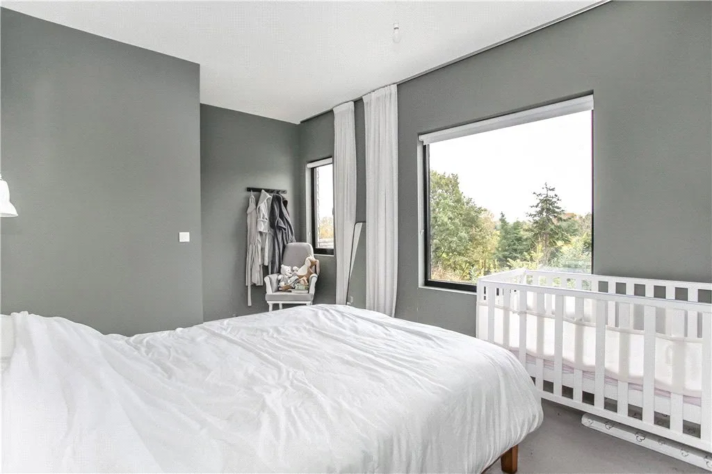 Staines Road East, Sunbury-on-Thames, TW16, photo 9
