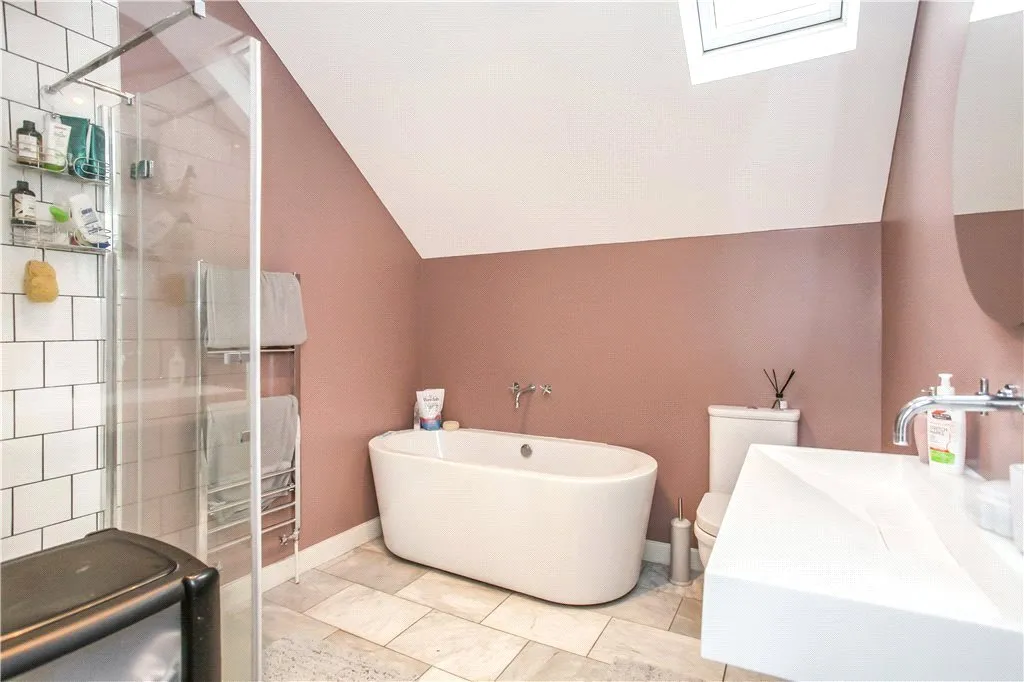 Staines Road East, Sunbury-on-Thames, TW16, photo 10