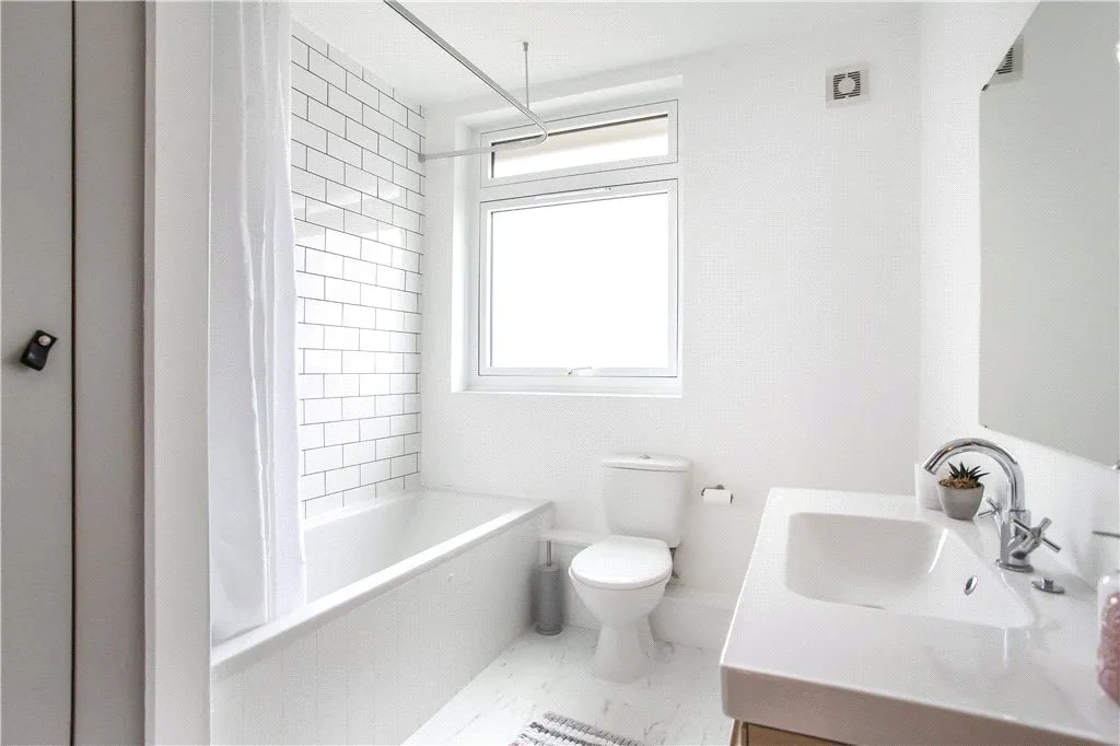 Staines Road East, Sunbury-on-Thames, TW16, photo 13
