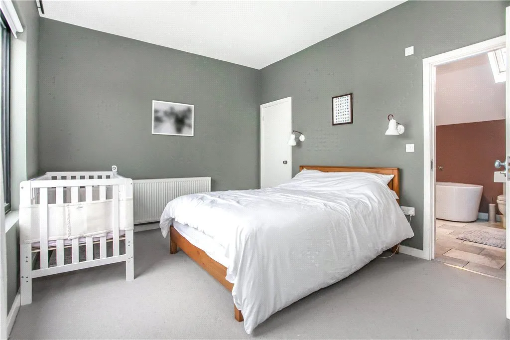 Staines Road East, Sunbury-on-Thames, TW16, photo 4