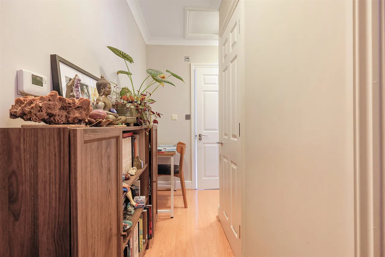 Lyons Court, Dorking, RH4, photo 8