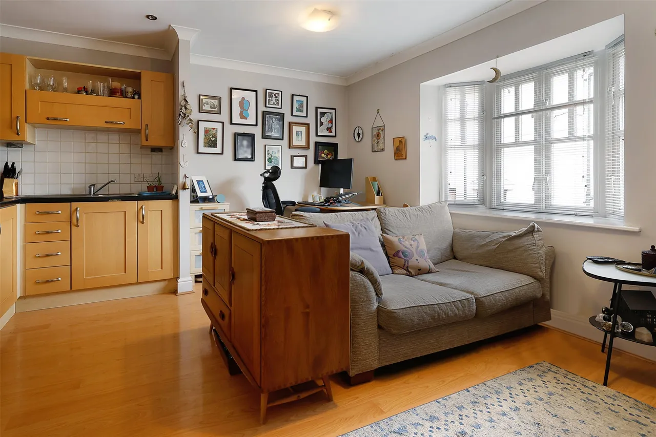 Lyons Court, Dorking, RH4, photo 2