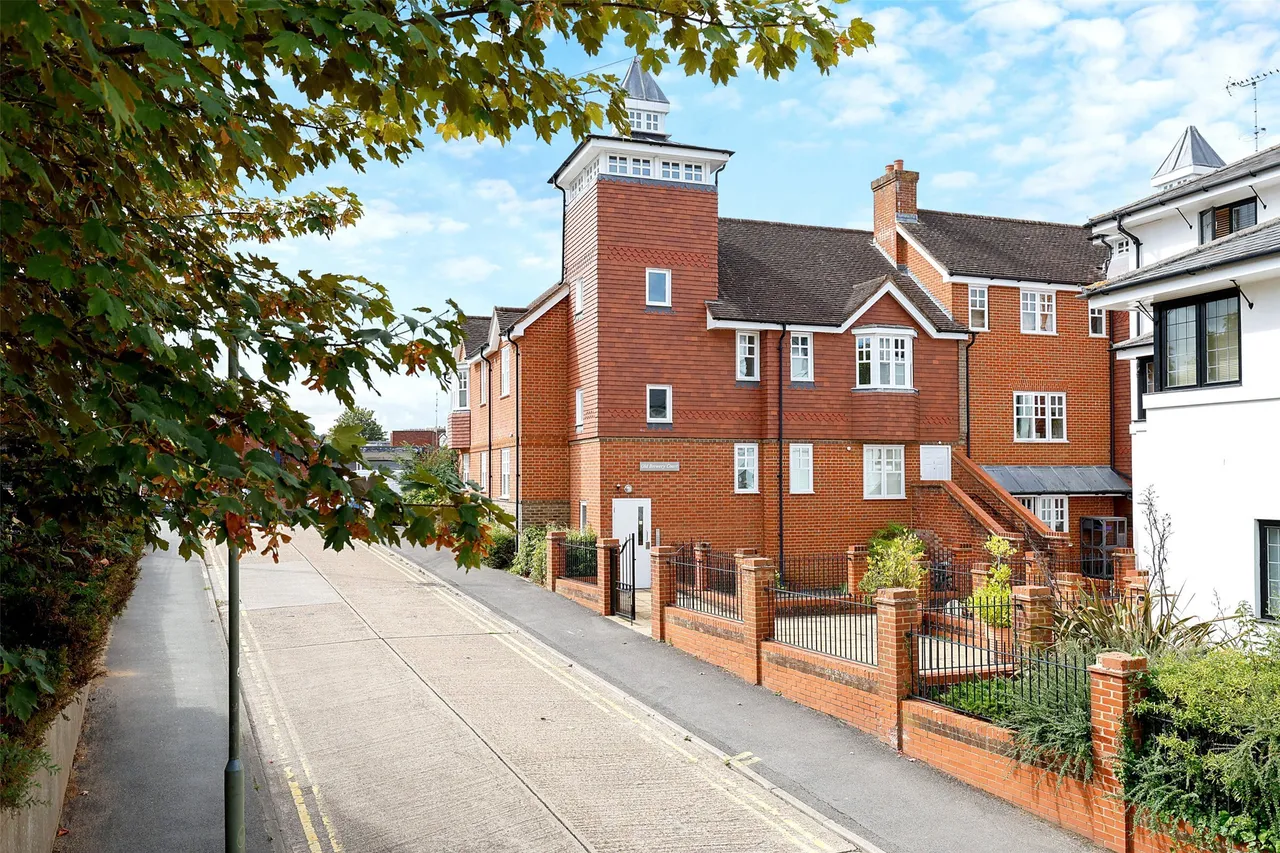 1 bed property for sale, Lyons Court, Dorking, RH4