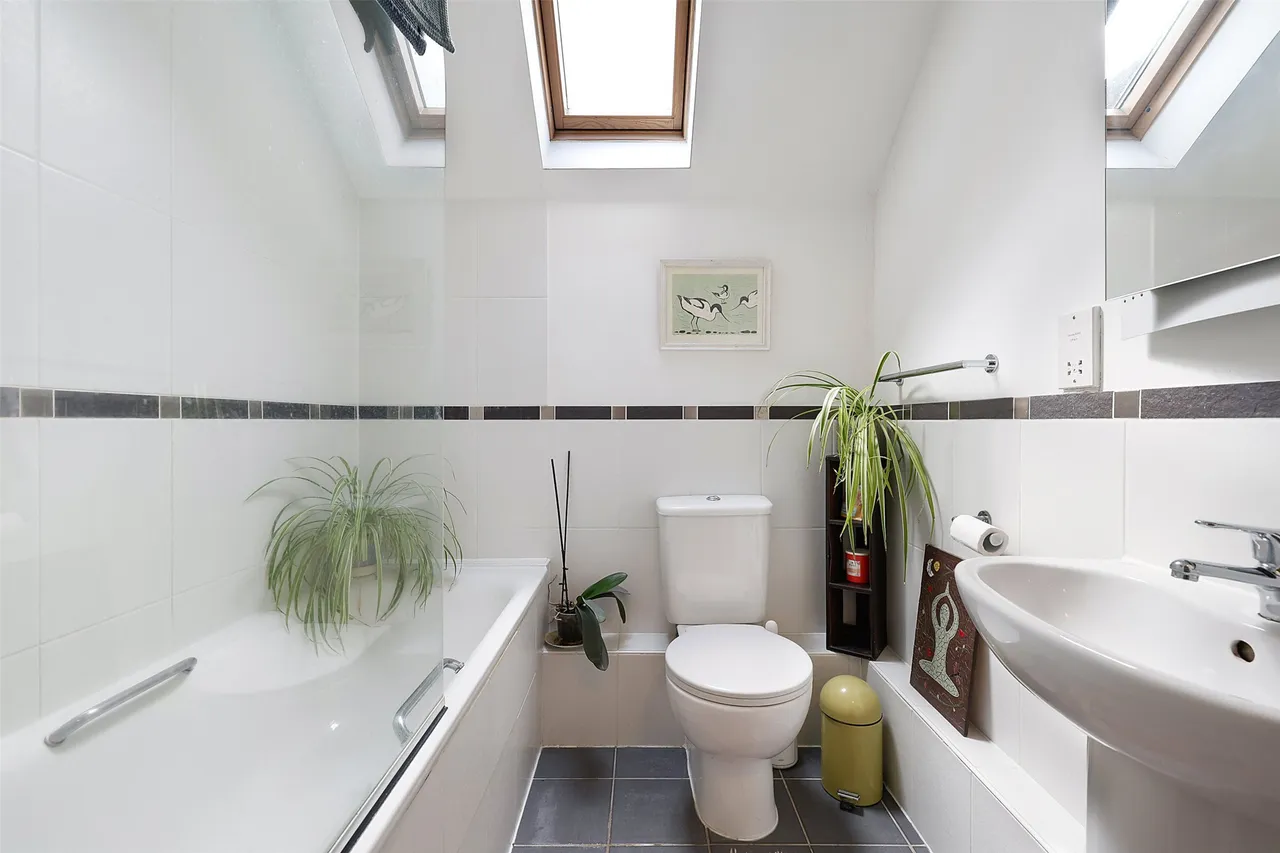 Lyons Court, Dorking, RH4, photo 6
