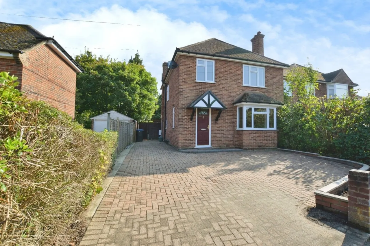 3 bed house to rent — York Road, Woking, Surrey