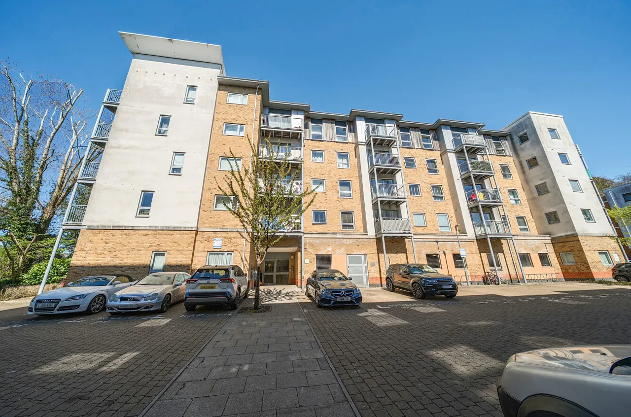 Coombe Way, Farnborough, Hampshire, GU14 7FT, photo 9