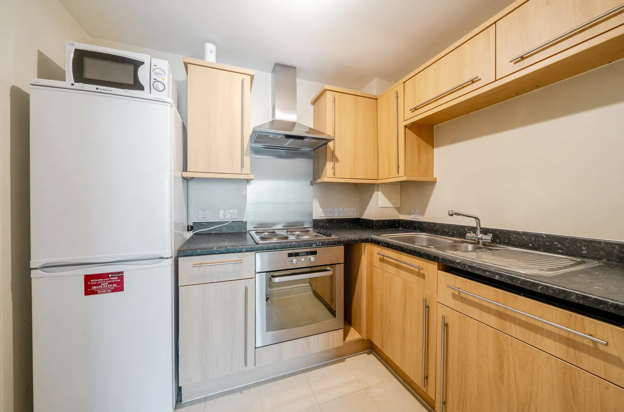 Coombe Way, Farnborough, Hampshire, GU14 7FT, photo 12