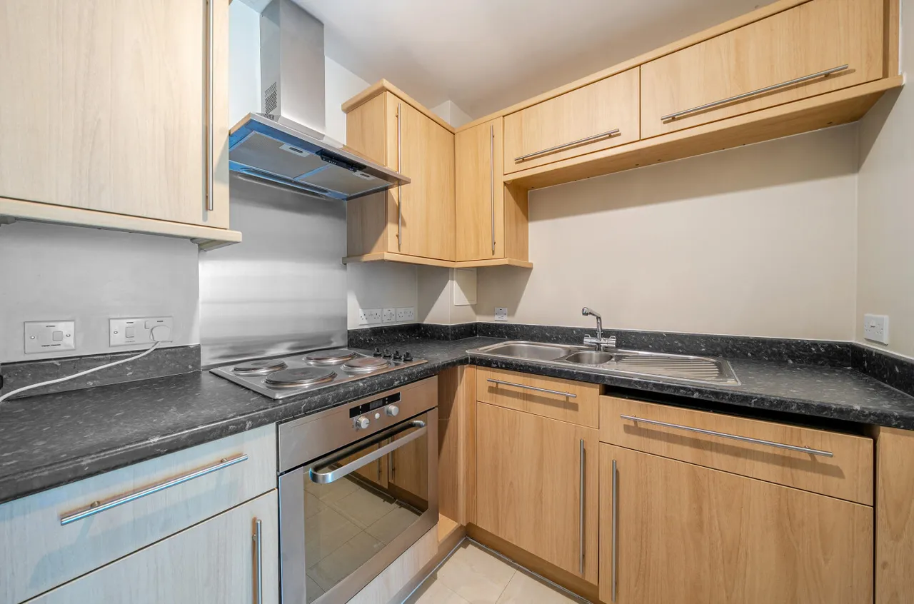 Coombe Way, Farnborough, Hampshire, GU14 7FT, photo 13