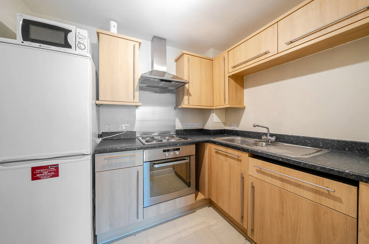 Coombe Way, Farnborough, Hampshire, GU14 7FT, photo 4