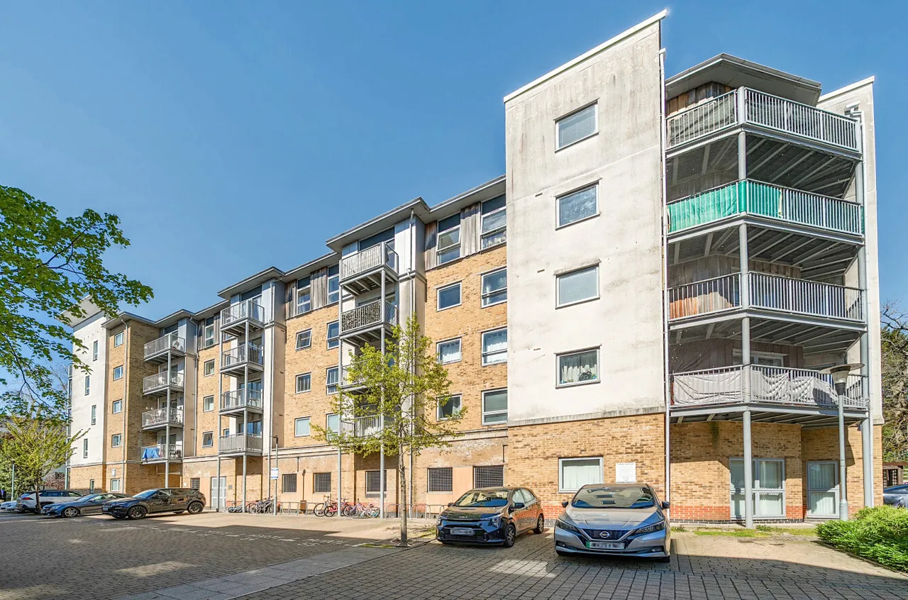 1 bed flat for sale — Coombe Way, Farnborough, Hampshire, GU14 7FT