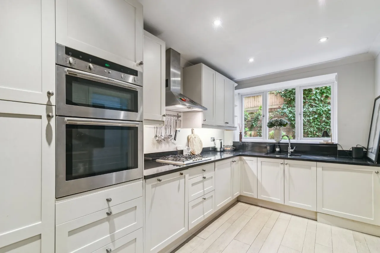 Upper Richmond Road, London, SW15, photo 2