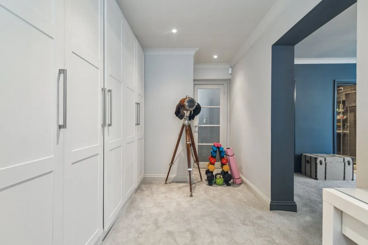 Upper Richmond Road, London, SW15, photo 12