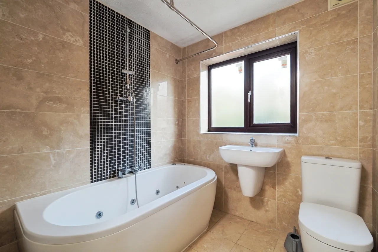 Charlbury Court, Bramcote, Nottingham, NG9, photo 3