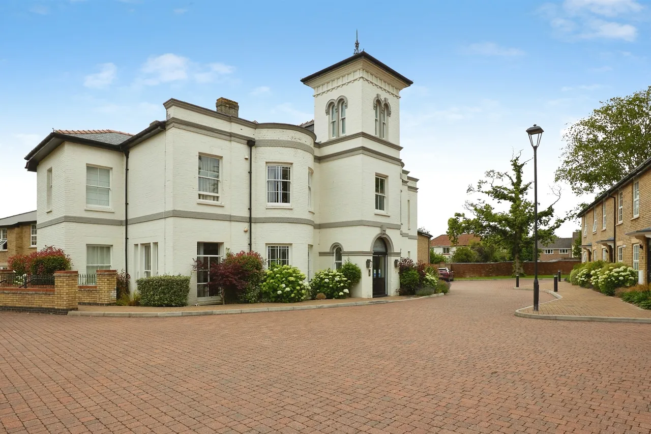2 bed flat for sale — Barker Close, Salisbury