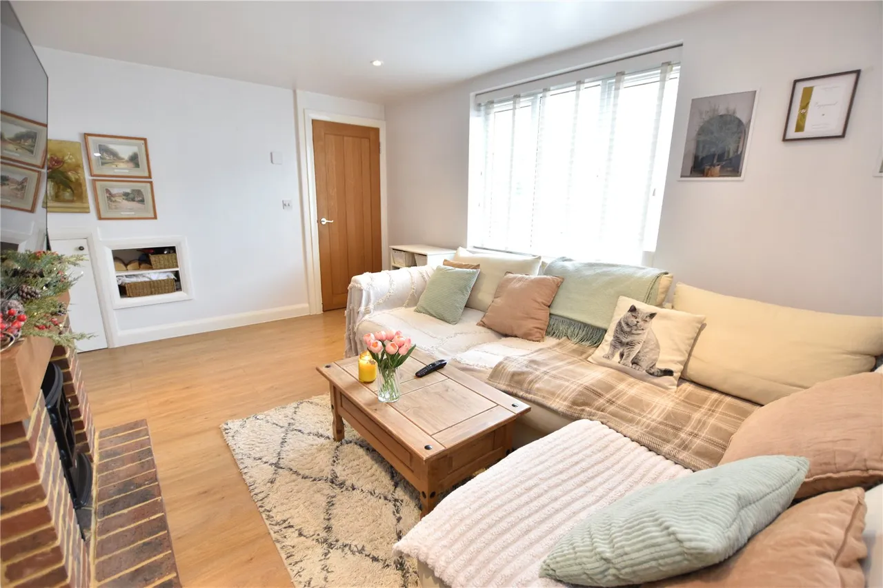 Pinehurst Avenue, Farnborough, Hampshire, GU14 7LJ, photo 4