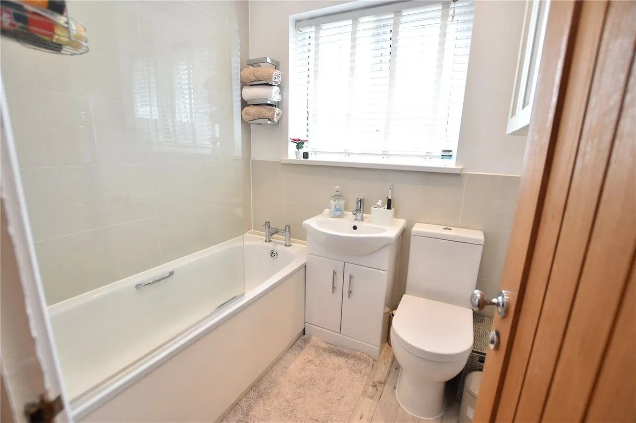 Pinehurst Avenue, Farnborough, Hampshire, GU14 7LJ, photo 7