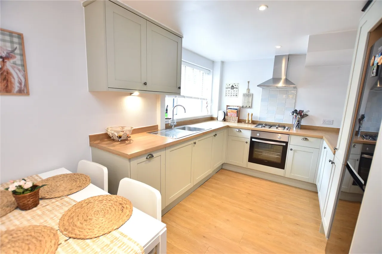 Pinehurst Avenue, Farnborough, Hampshire, GU14 7LJ, photo 6