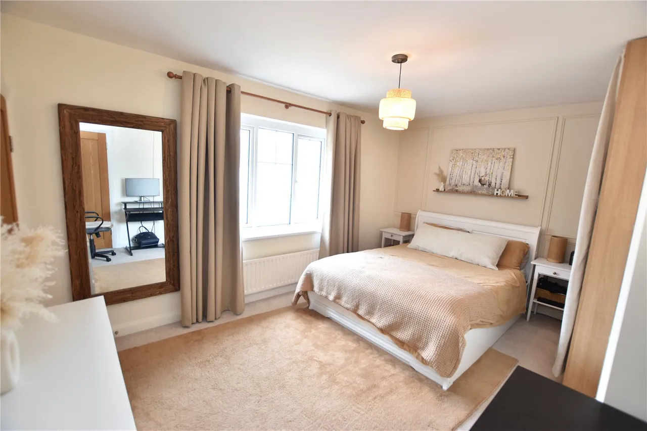Pinehurst Avenue, Farnborough, Hampshire, GU14 7LJ, photo 5