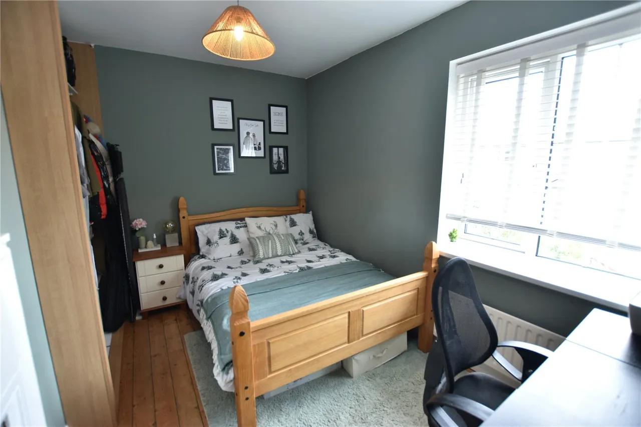 Pinehurst Avenue, Farnborough, Hampshire, GU14 7LJ, photo 3