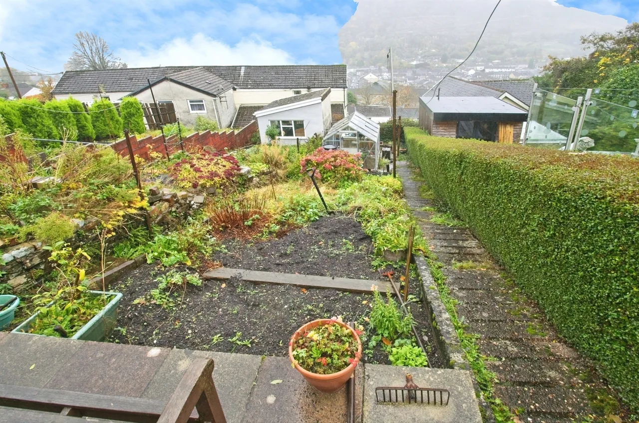 Hoddinotts Houses Pentre, CF41, photo 15