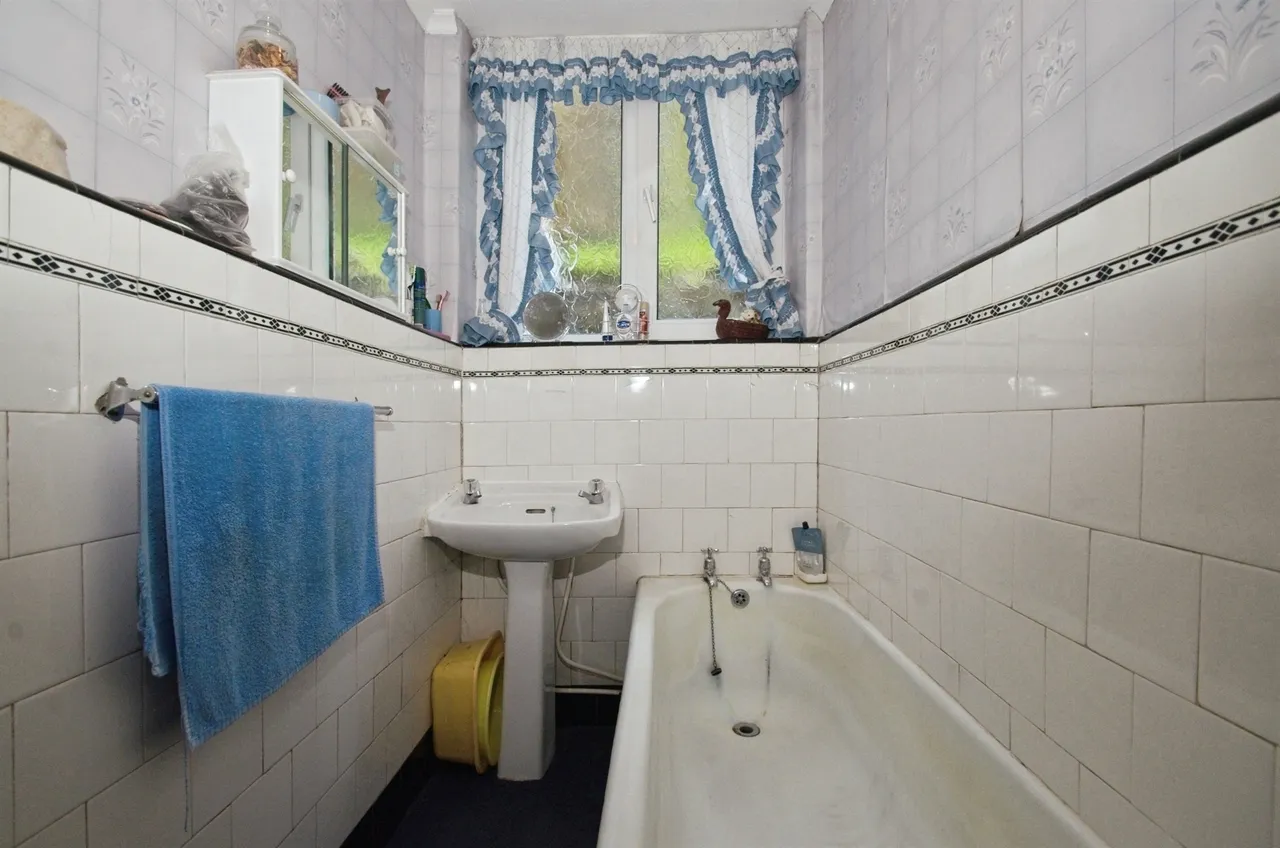Hoddinotts Houses Pentre, CF41, photo 13