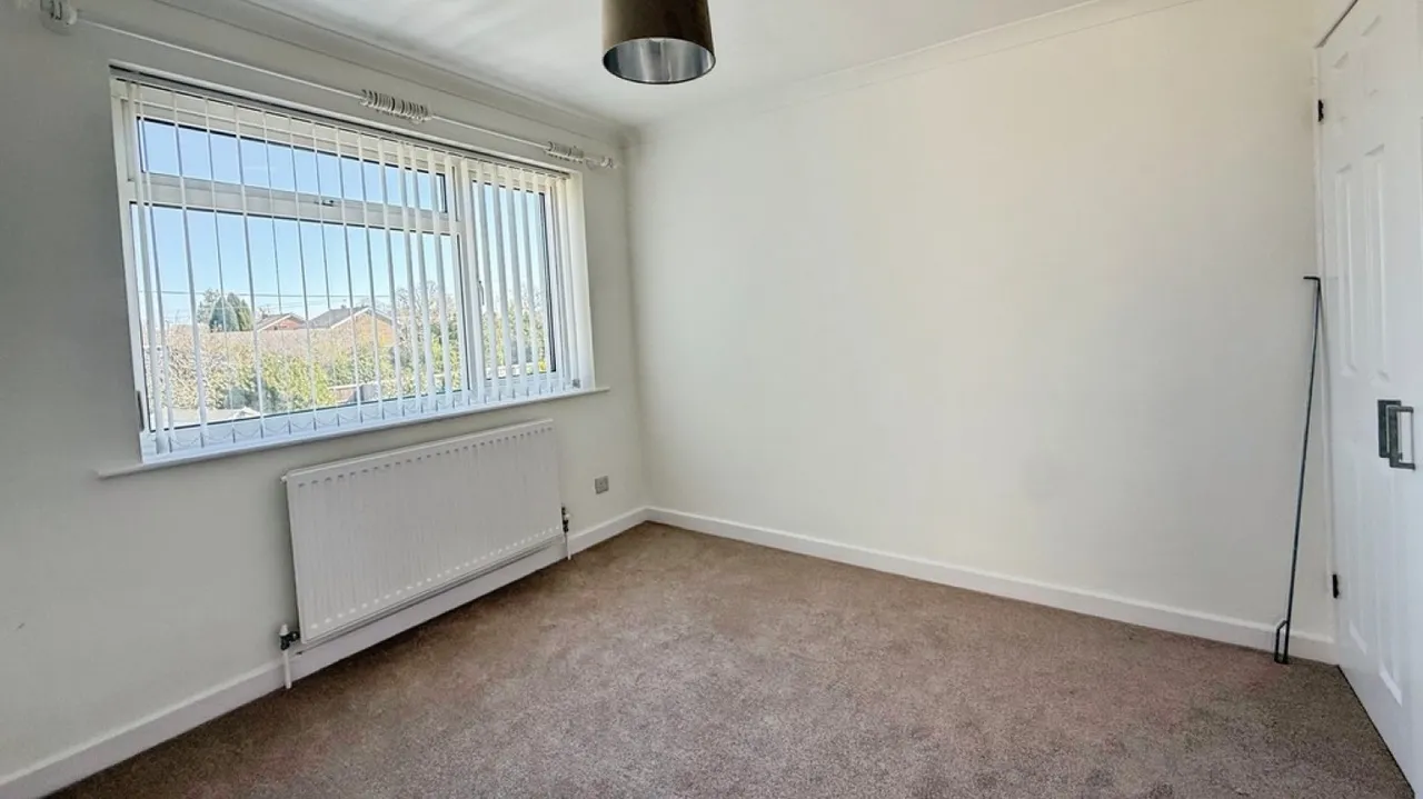Hollis Way, Southwick, photo 12