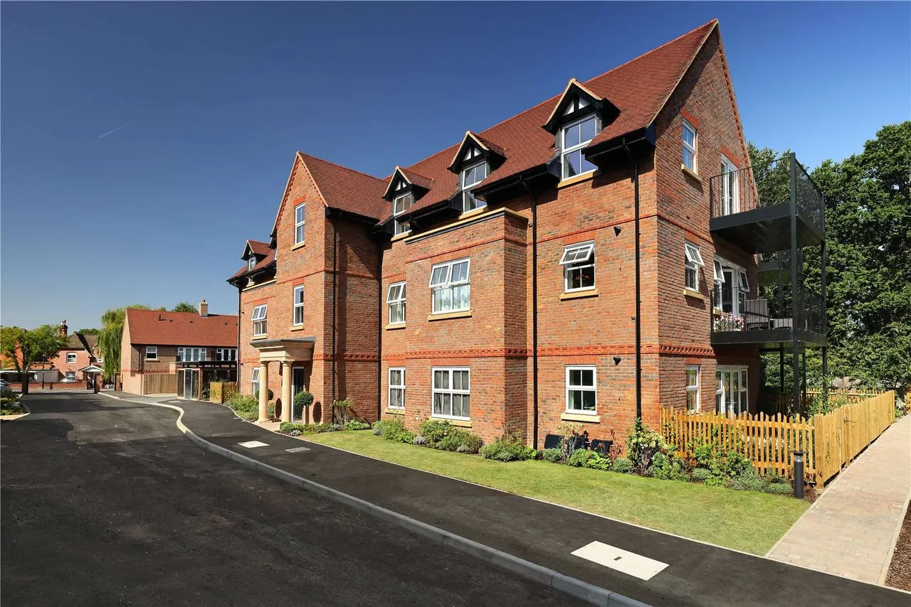 1 bed new development for sale — Pinewood Place, Hatch Lane, Windsor, Berkshire, SL4 3RW