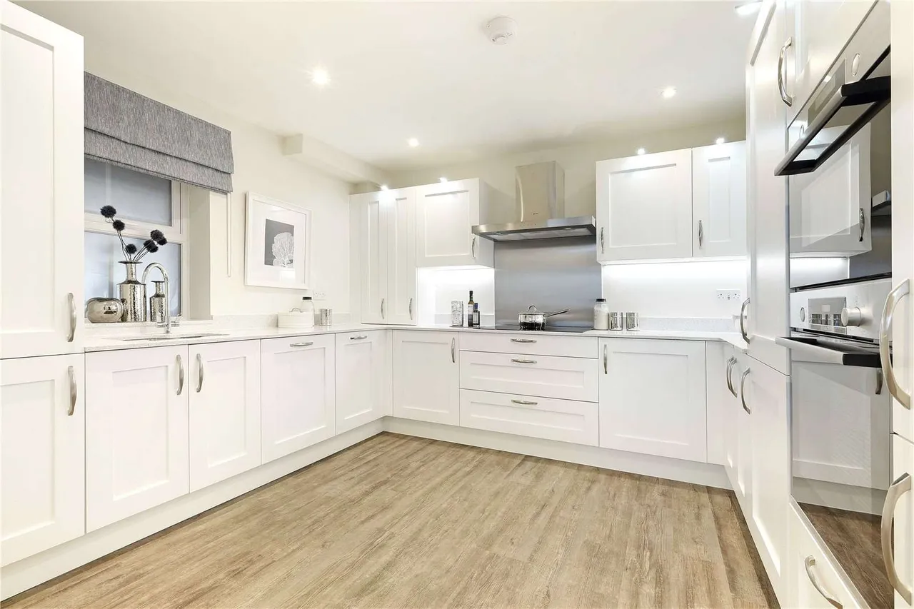 Pinewood Place, Hatch Lane, Windsor, Berkshire, SL4 3RW, photo 3